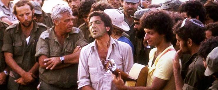 Auch Leonard Cohen war bei den Soldaten auf dem Sinai, hier mit Matti Caspi an der Gitarre. Links Ariel Scharon.