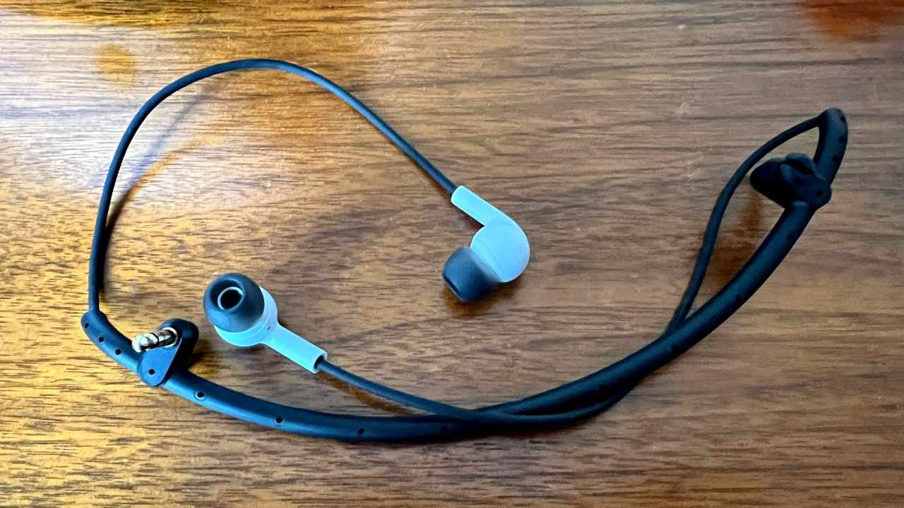 PSVR 2 free earbuds