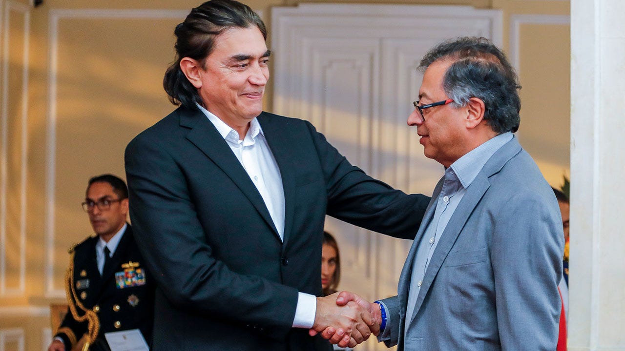 Presidente Petro saludando al nuevo director de Prosperidad Social, Gustavo Bolívar  