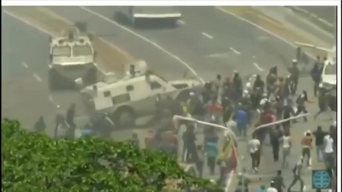 Tensión en Venezuela: vehículos militares atropellan a manifestantes  opositores en Caracas