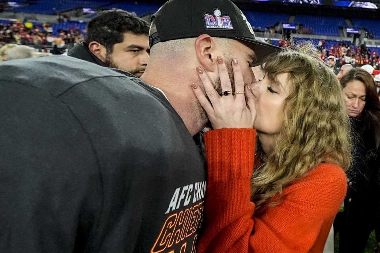 Taylor Swift besa a su novio Travis Kelce tras el pase de los Chiefs a...