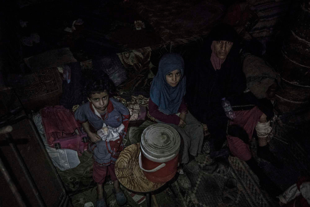 Une famille, dont deux enfants et une femme sont blessés, est découverte cachée dans les caves d'un bâtiment bordant l'espace de la mosquée Al-Nouri. Pendant toute l’avancée, des civils sont extraits des décombres.