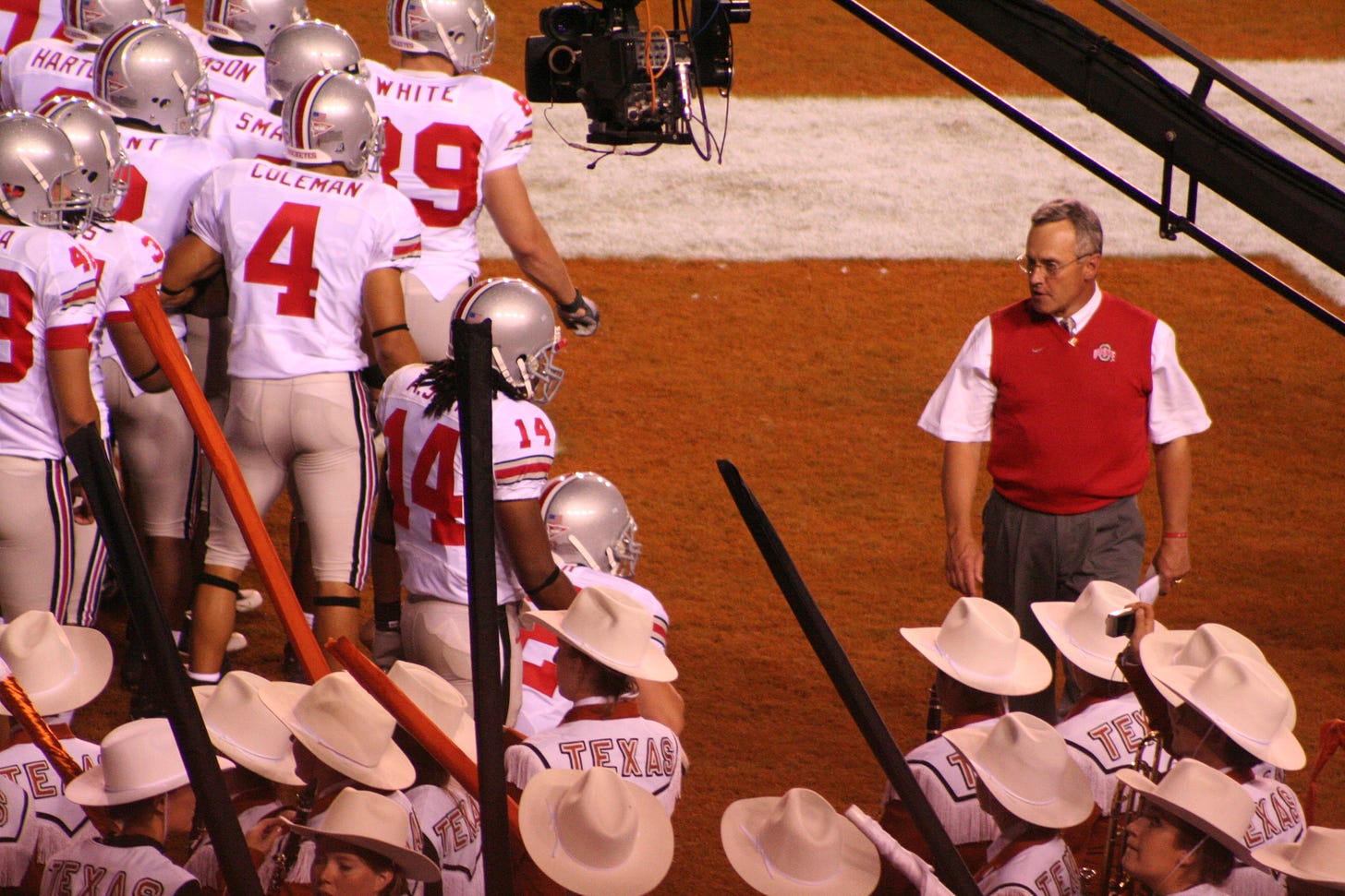 https://upload.wikimedia.org/wikipedia/commons/4/47/Ohio_State_Coach_Jim_Tressel_with_his_team.jpg