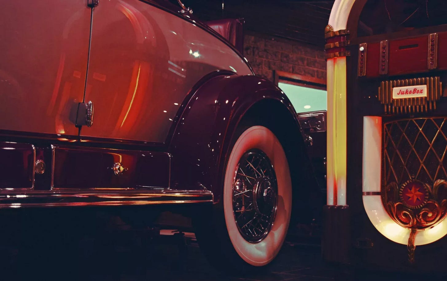 Wurlitzer Jukeboxes and car