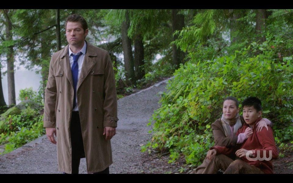 Mellie with son squatting watch Castiel go kill in SPN 1506