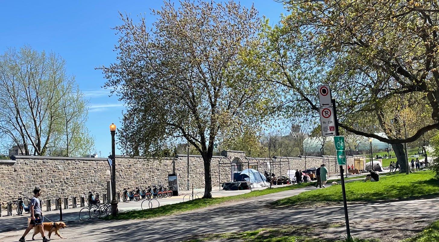Quelques tentes devant le mur du jardin des Hospitalières (7 mai 2024)