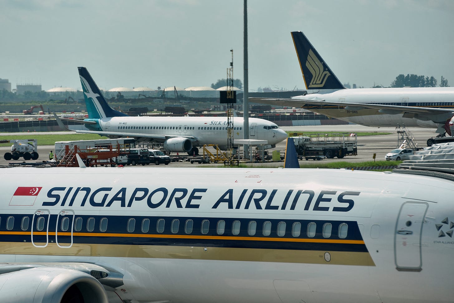 Singapore Airlines swings to profit as passenger traffic improves | Reuters
