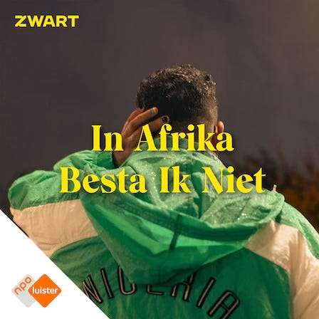Artwork van In Afrika Besta Ik Niet. Je ziet een foto van Nanoah’s rug, die een groen wit vest draagt met daarop het woord Nigeria. Linksonder het logo van NPO Luister, rechtsboven dat van omroep Zwart. De titel staat in het midden in gele letters over de foto heen.
