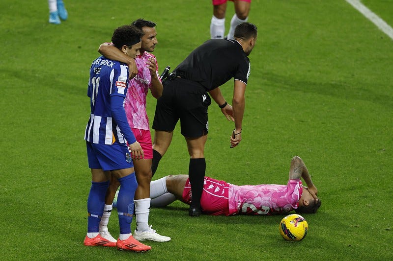 Gesto de fair-play de Pepê aplaudido em todo o mundo: extremo do FC Porto  desistiu de fazer golo ao ver adversário no chão: - I Liga - SAPO Desporto