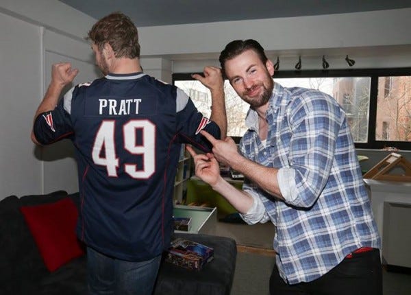 chris pratt wearing new england patriots jersey for chris evans 2015