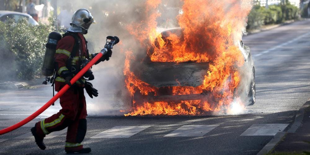 Voitures électriques et risque incendie : cet « emballement thermique » qui  inquiète les pompiers