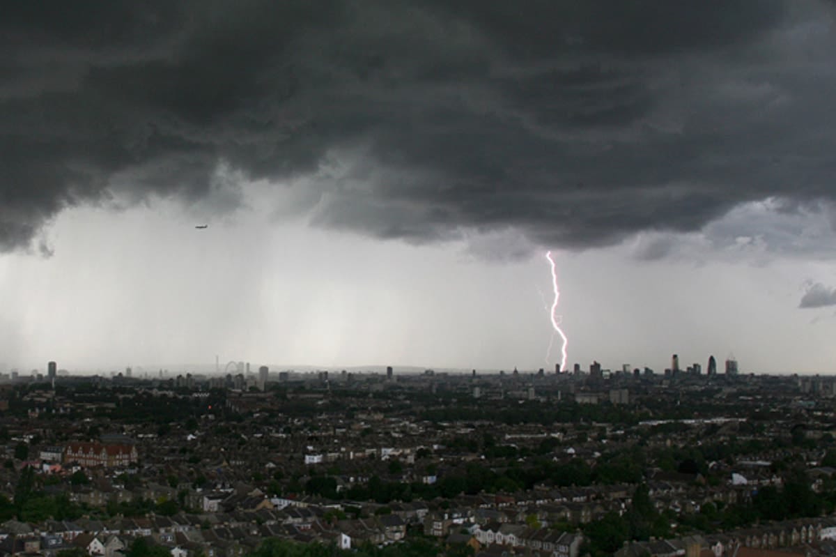 Huge thunderstorm hits London with 'biblical' rain as Met Office issues  fresh weather warning | Evening Standard