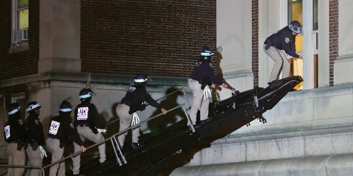 Agentes de la policía de Nueva York irrumpen en un edificio de la Universidad de Columbia.