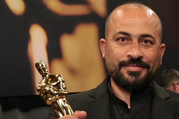Colonos israelíes atacan a cineasta palestino ganador del Oscar Colonos israelíes atacan a cineasta palestino ganador del Oscar