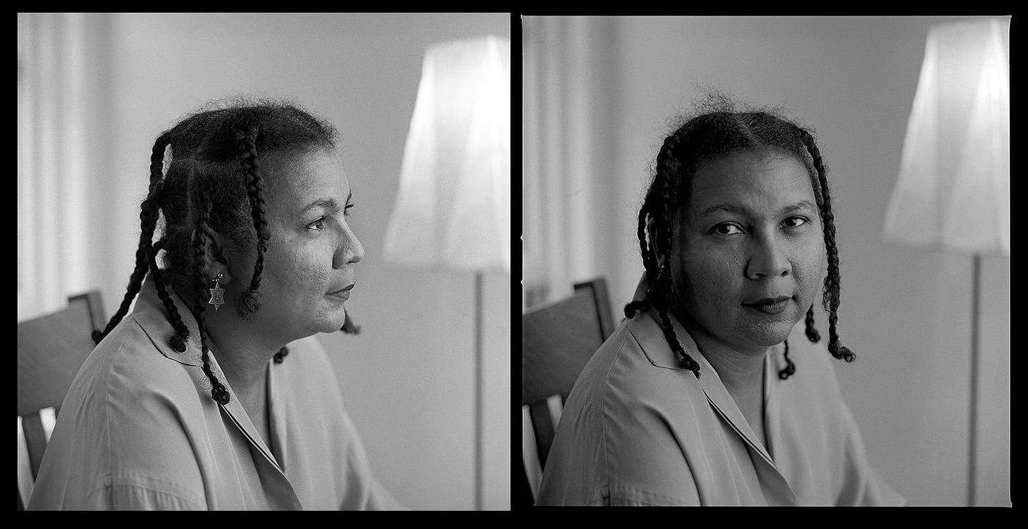 Imagem: dois retratos, um ao lado do outro, com a imagem da bell hooks, mulher negra, cabelos trançados. Numa imagem ela olha de lado e na outra, de frente.