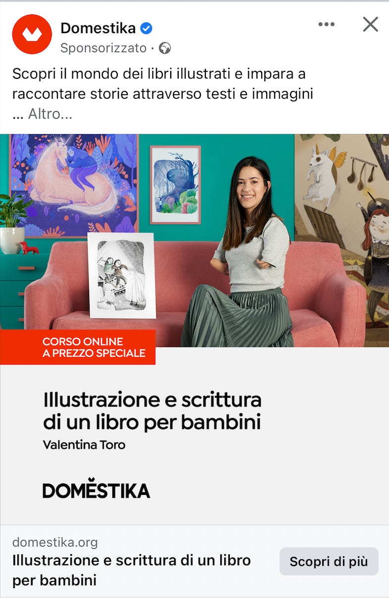 Valentina Toro seduta sul divano, circondata dalle sue illustrazioni. Nell'immagine si vede che Toro ha una malformazione alle braccia.