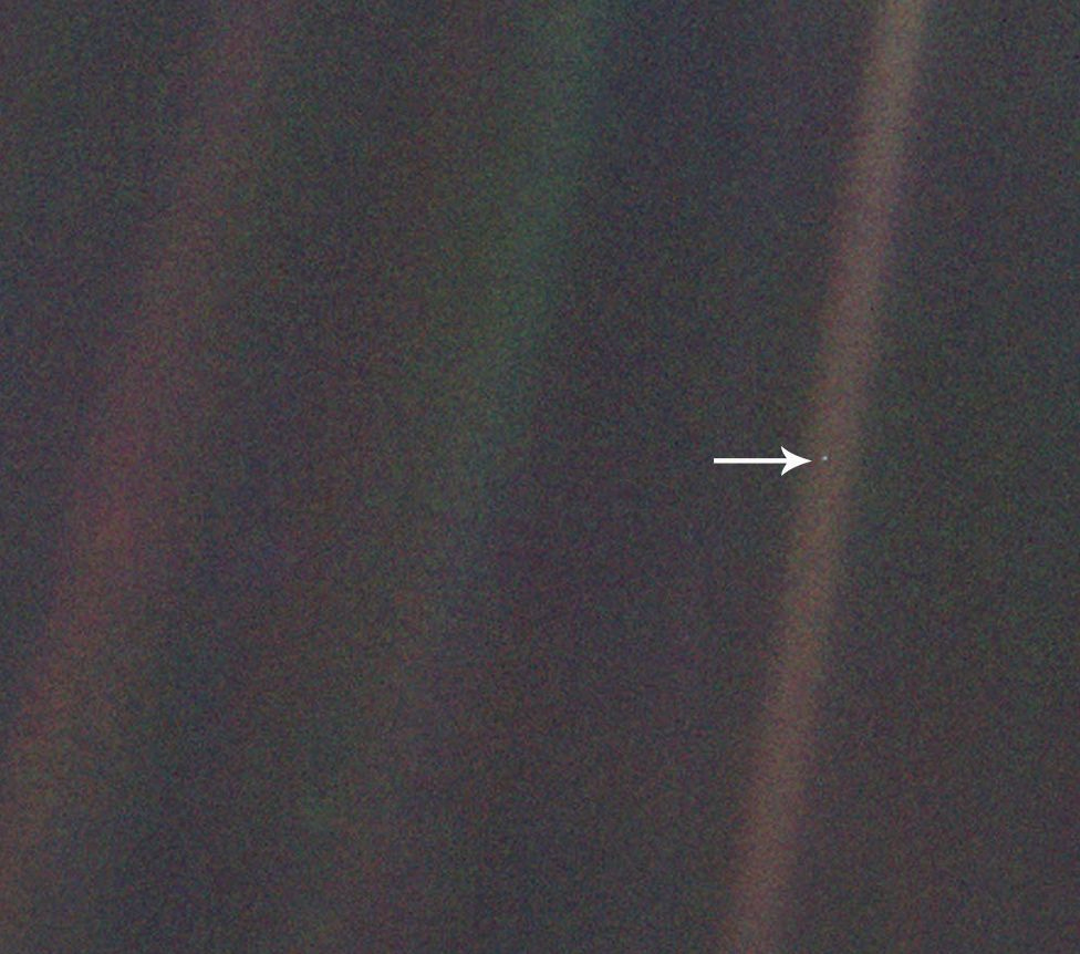 Nasa 're-masters' classic 'Pale Blue Dot' image of Earth - BBC News