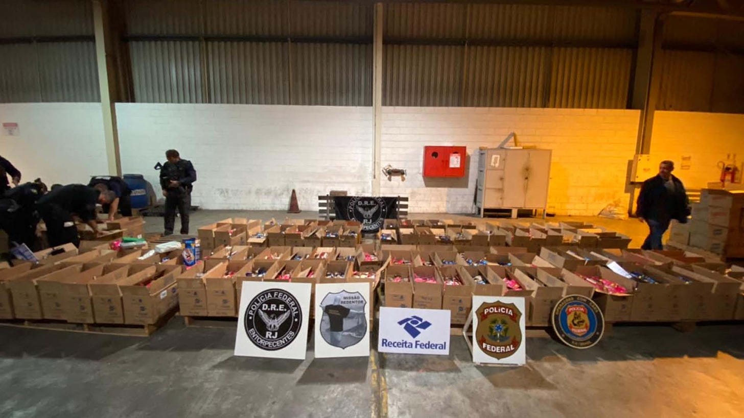 Fotografía difundida por la oficina de prensa de la Policía Federal de Brasil que muestra una pila de paquetes con cerca de cinco toneladas de cocaína incautados en el puerto de Río de Janeiro, Brasil (AFP)