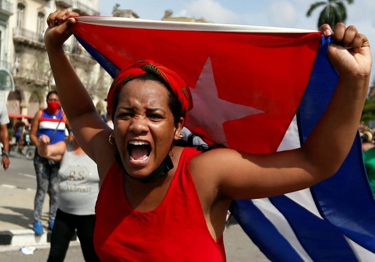 Una mujer protesta con la bandera de Cuba en La Habana el 11 de julio de 2021