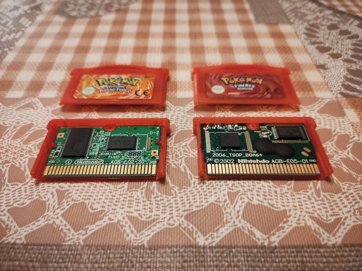 Copies of Pokémon FireRed. Left side is a genuine Italian copy, right side is a reproduction (Photo credit: Lucent)