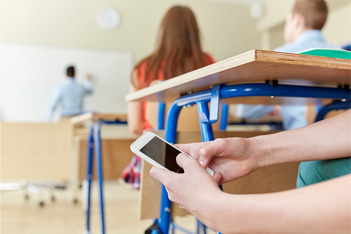 Faculty Experts Debate the Benefits of Banning Cell Phones in Schools —  Syracuse University News