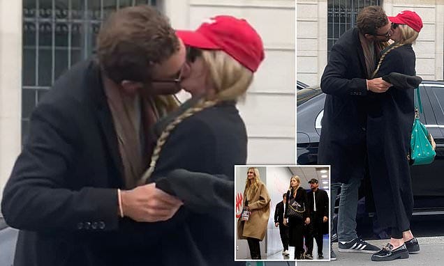 PICTURED: Sophie Turner shares passionate kiss with aristocrat Peregrine  Pearson in Paris... weeks after her split from Joe Jonas | Daily Mail Online