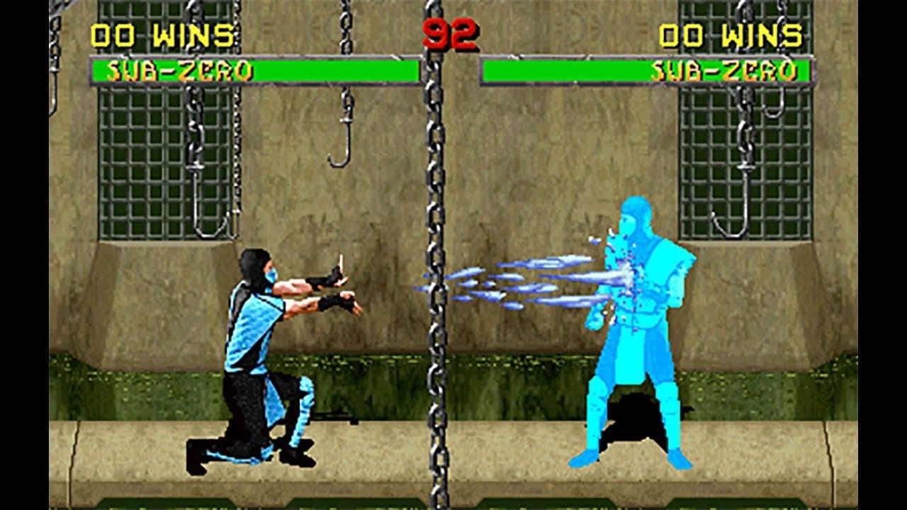 Fermo immagine dal videogioco Mortal Kombat II, con Sub Zero che effettua la mossa del colpo sottozero contro un avversario.