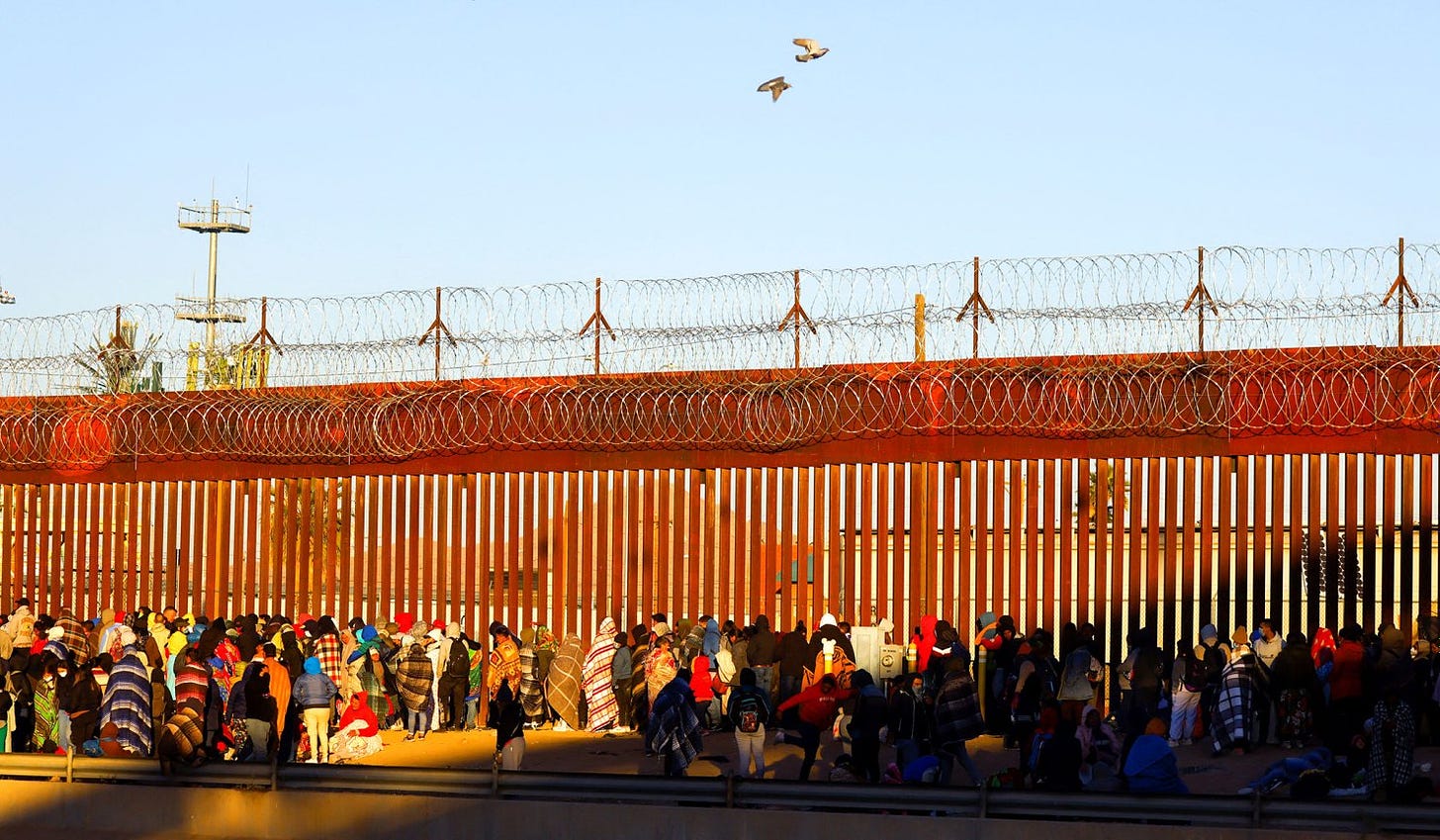 Des migrants font la queue à la frontière entre Ciudad Juarez et El Paso, Texas pour demander l'asile aux USA. Photo : Jose Luis Gonzalez/Reuters