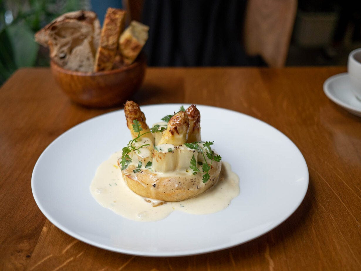 Asperges, pâte à foccacia "taquée", crème crue