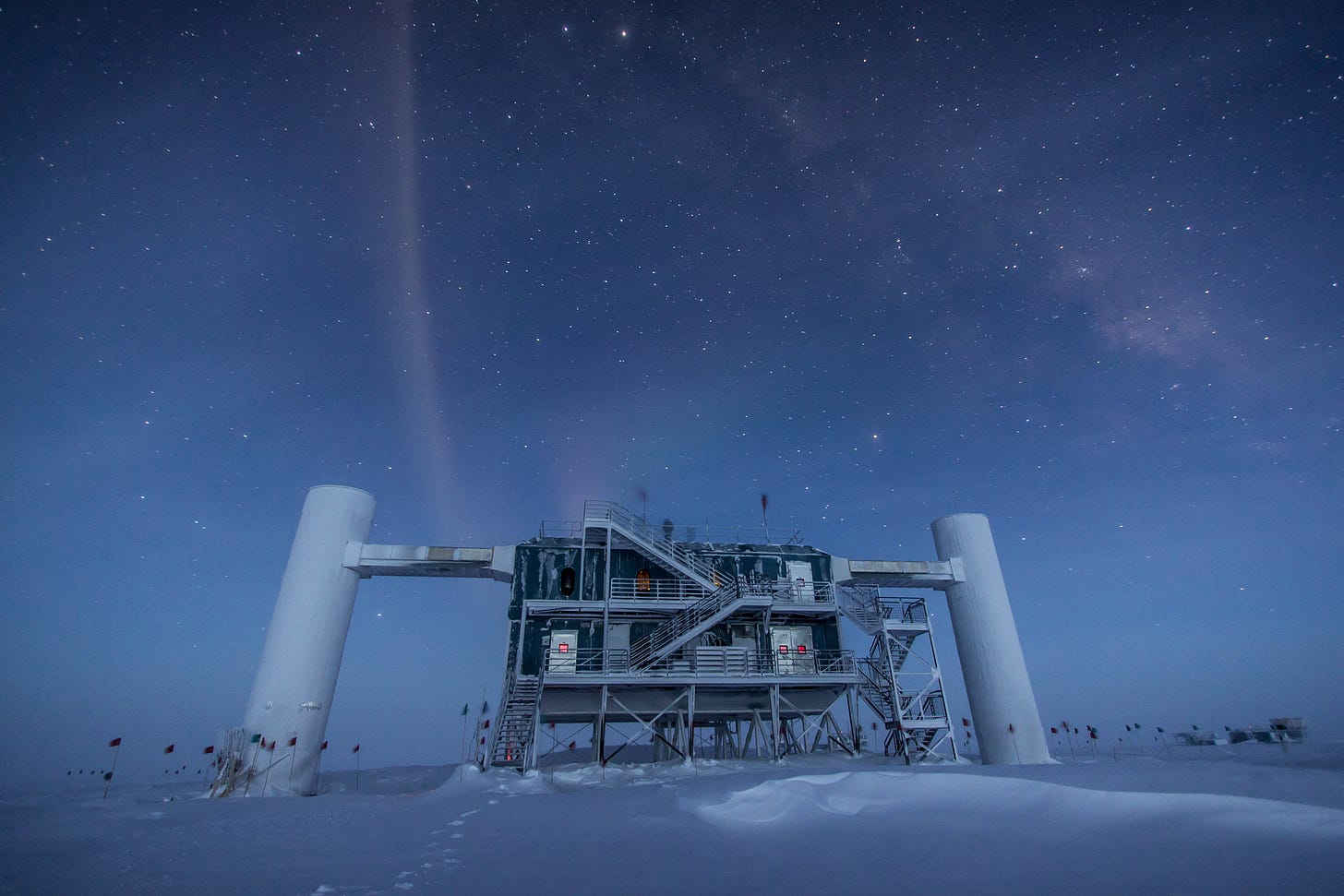 Il laboratorio IceCube sotto le stelle, 2013. Credit: Felipe Pedreros, IceCube/NSF. 