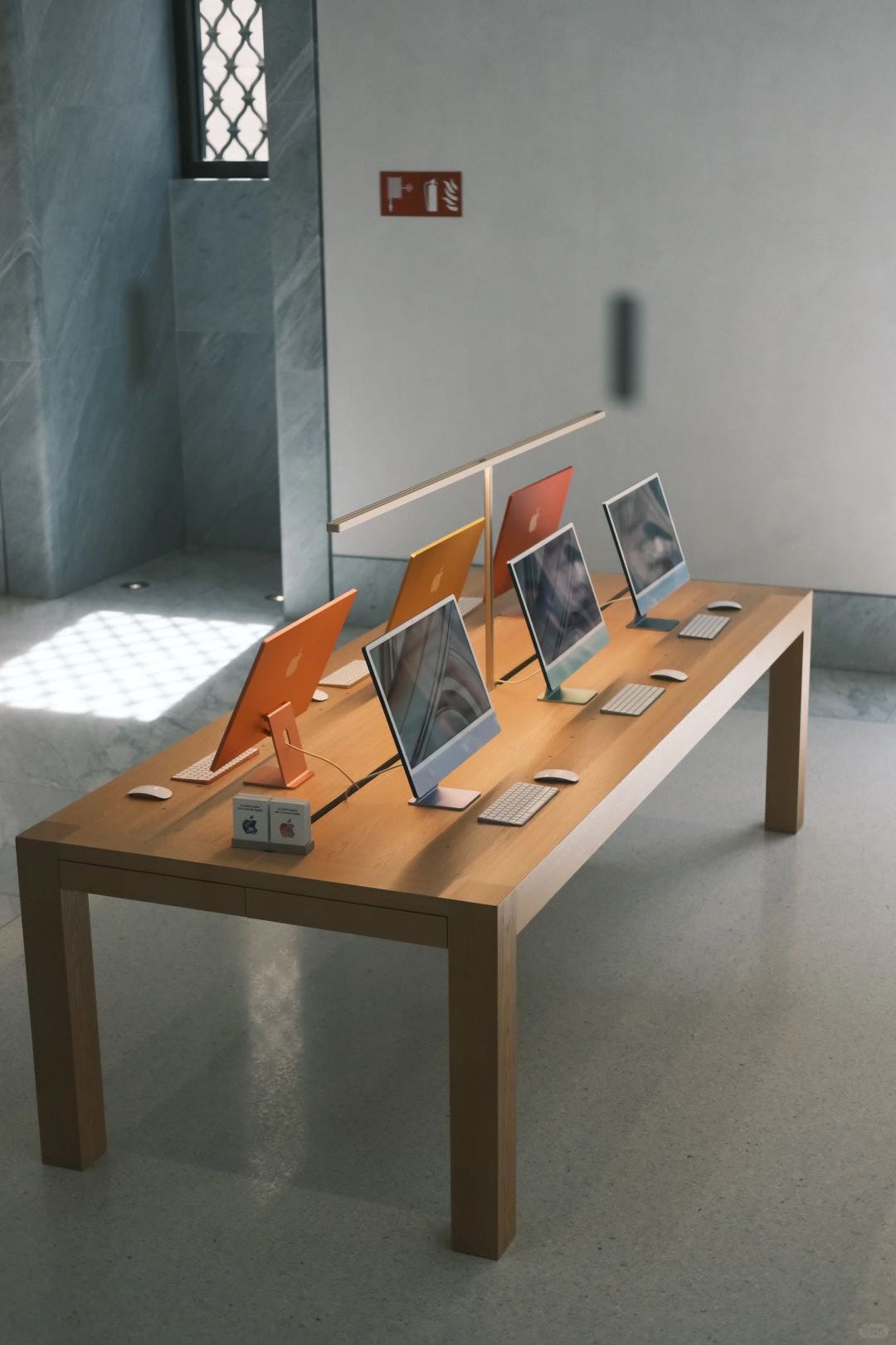 A table full of iMacs at Apple Via del Corso.