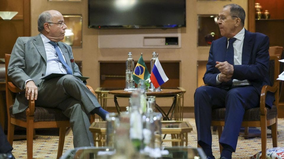 O ministro das Relações Exteriores do Brasil, Mauro Vieira (à esq) se reúne a portas fechadas com o chanceler russo Sergey Lavrov