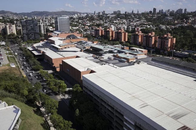 Configuração do shopping hoje, rodeado de prédios (Nilo Peçanha ao fundo)