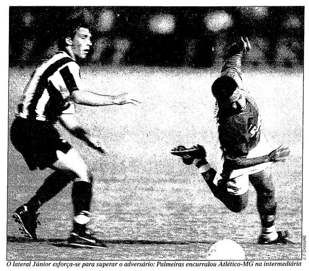 Imagem em preto e branco do jogo Palmeiras x Atlético-MG em 1998 citado no texto