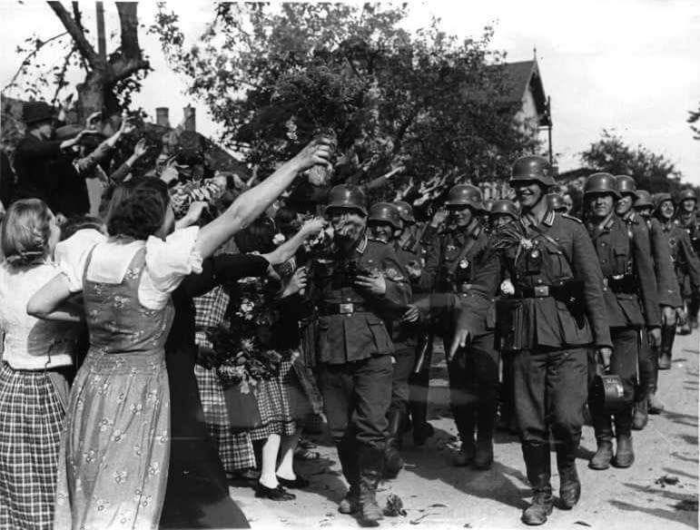 German soldiers being welcomed into the Sudetenland by its German population. | Deutsches heer ...