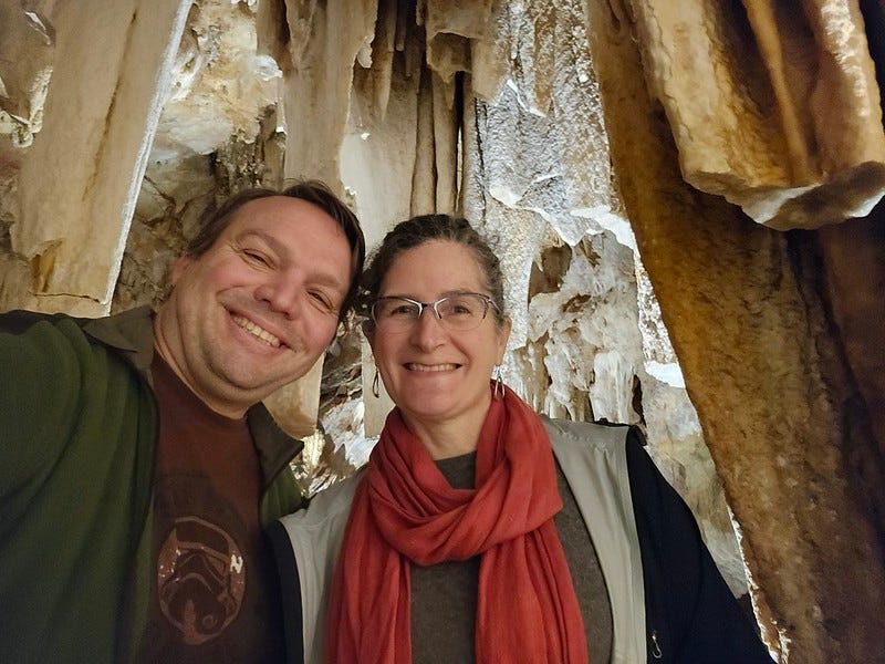 Rebecca et moi dans la grotte.