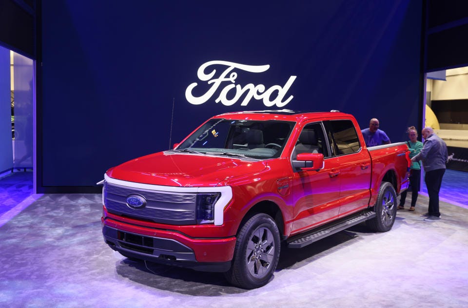 La Ford F-150 Lightning se exhibe durante el Salón del Automóvil de Los Ángeles 2023 en el Centro de Convenciones de Los Ángeles el 24 de noviembre de 2023 en Los Ángeles, California. (Foto de Josh Lefkowitz/Getty Images)