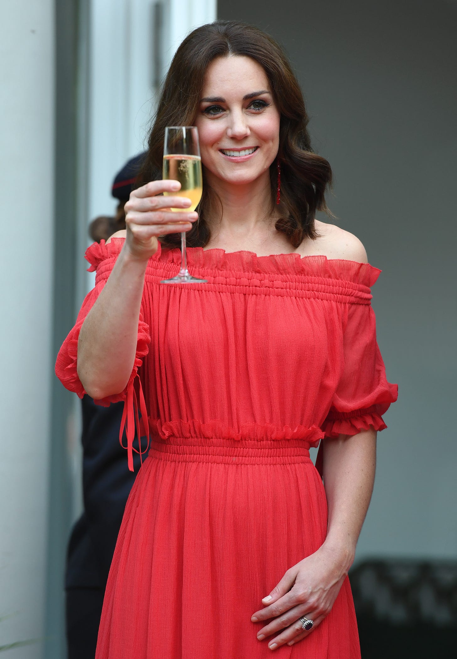 kate middleton holding glass of champagne