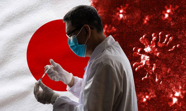 medicinsk forskare med skyddande ansiktsmask och handskar som håller coronavirus vaccin glasflaska och fyll spruta från medicinflaska mot japansk flagg bakgrund. - covid vaccine japan bildbanksfoton och bilder