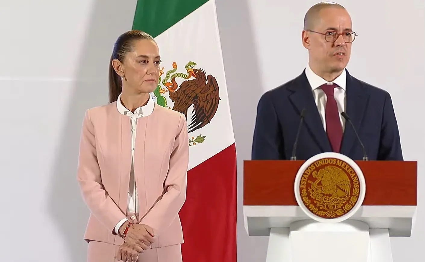 La presidenta Sheinbaum y Pepe Merino, titular de la Agencia Digital, el 14 de noviembre de 2024 durante una conferencia de prensa. La presidenta Sheinbaum y Pepe Merino, titular de la Agencia Digital, el 14 de noviembre de 2024 durante una conferencia de prensa.