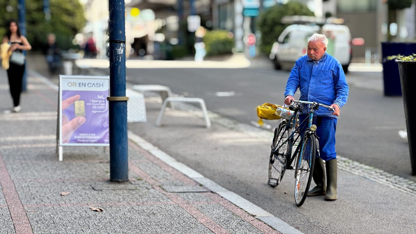 Homme en bleu a limoge avec son velo