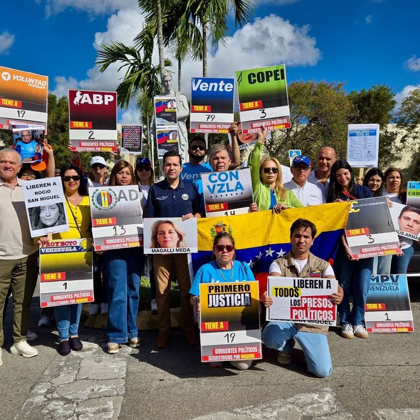 La comunidad venezolana se congregó en el emblemático Arepazo de Doral para participar en el “Pancartazo por la Libertad de los Presos Políticos”.