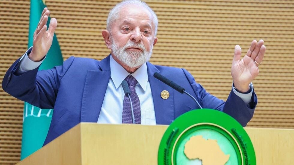 En esta imagen difundida por la Presidencia brasileña, el presidente de Brasil, Luiz Inácio Lula da Silva, pronuncia un discurso durante la ceremonia de apertura de la 37ª Sesión Ordinaria de la Asamblea de la Unión Africana (UA) en la sede de la UA en Addis Abeba, el 17 de febrero de 2024.