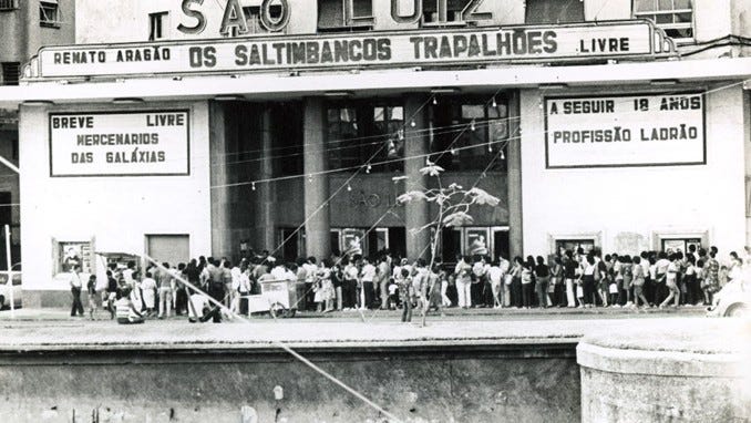 Fachada do cinema São Luiz, de Recife, em preto e branco. O principal filme em cartaz é Os Saltimbancos Trapalhões