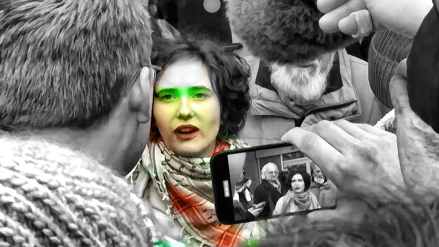 Eine Sprecherin des Palästinakommitee FU Berlin umgeben von Journalist:innen auf einer Demonstration am Donnerstag vor der FU Berlin.