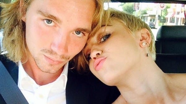 miley cyrus date jesse helt had arrest warrant after vmas