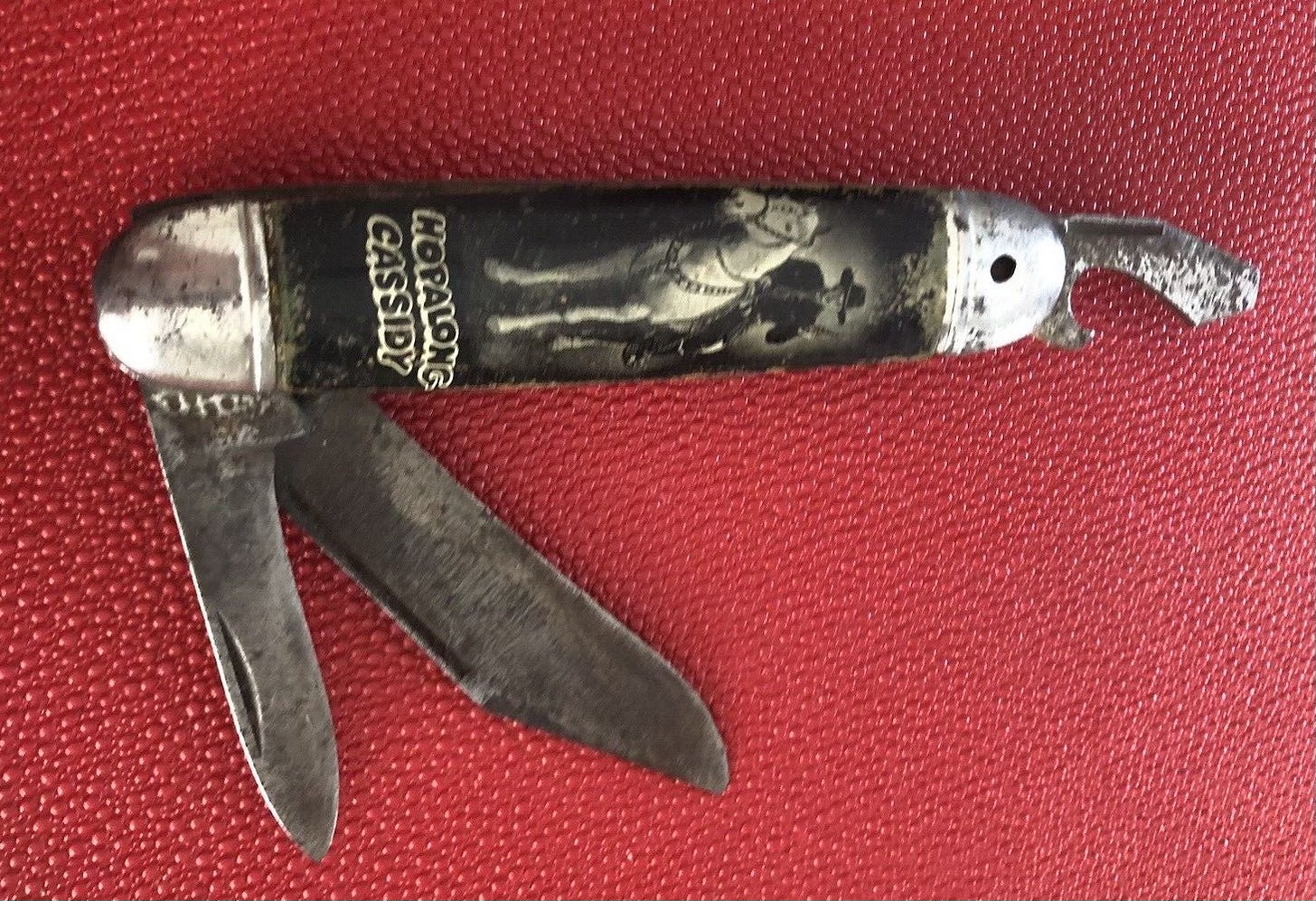 Photo of a Hopalong Cassidy jack knife with two blades and a can opener.
