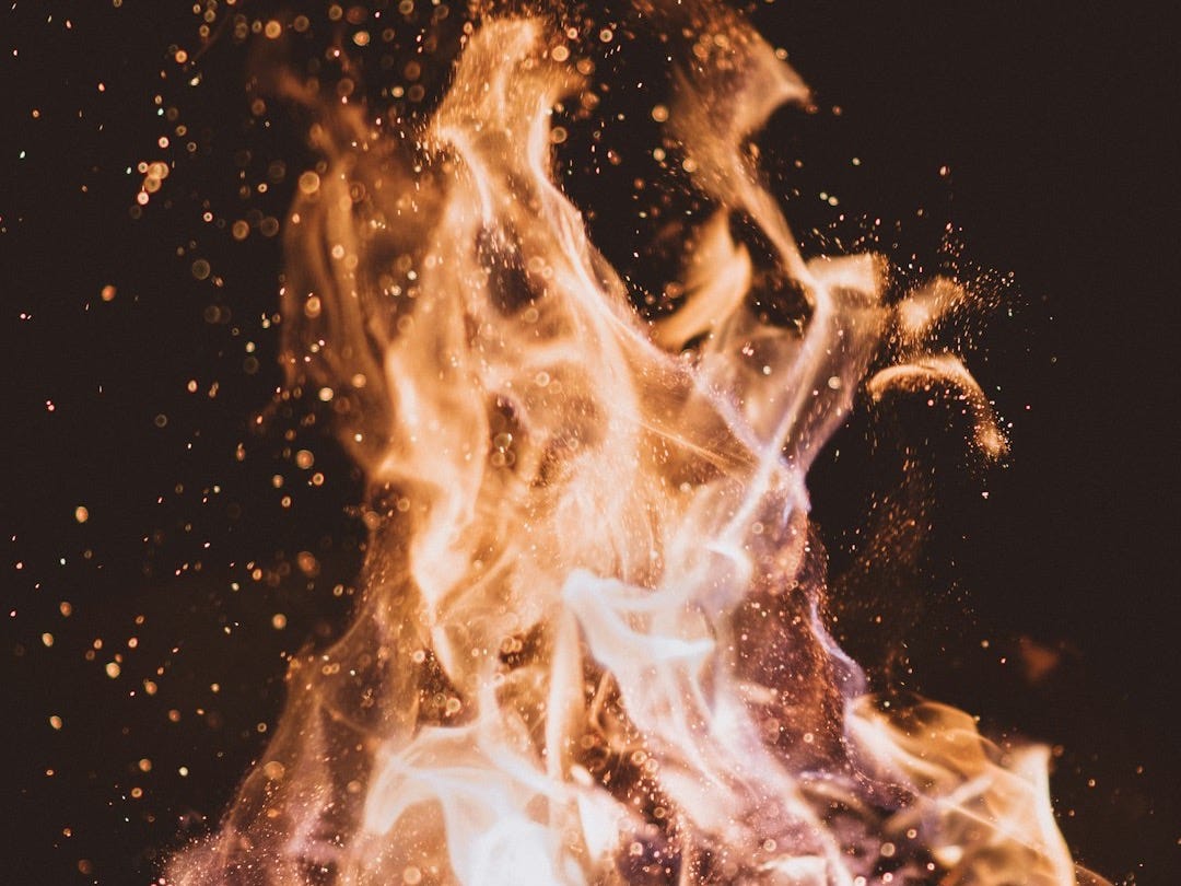 close-up photo of fire at nighttime