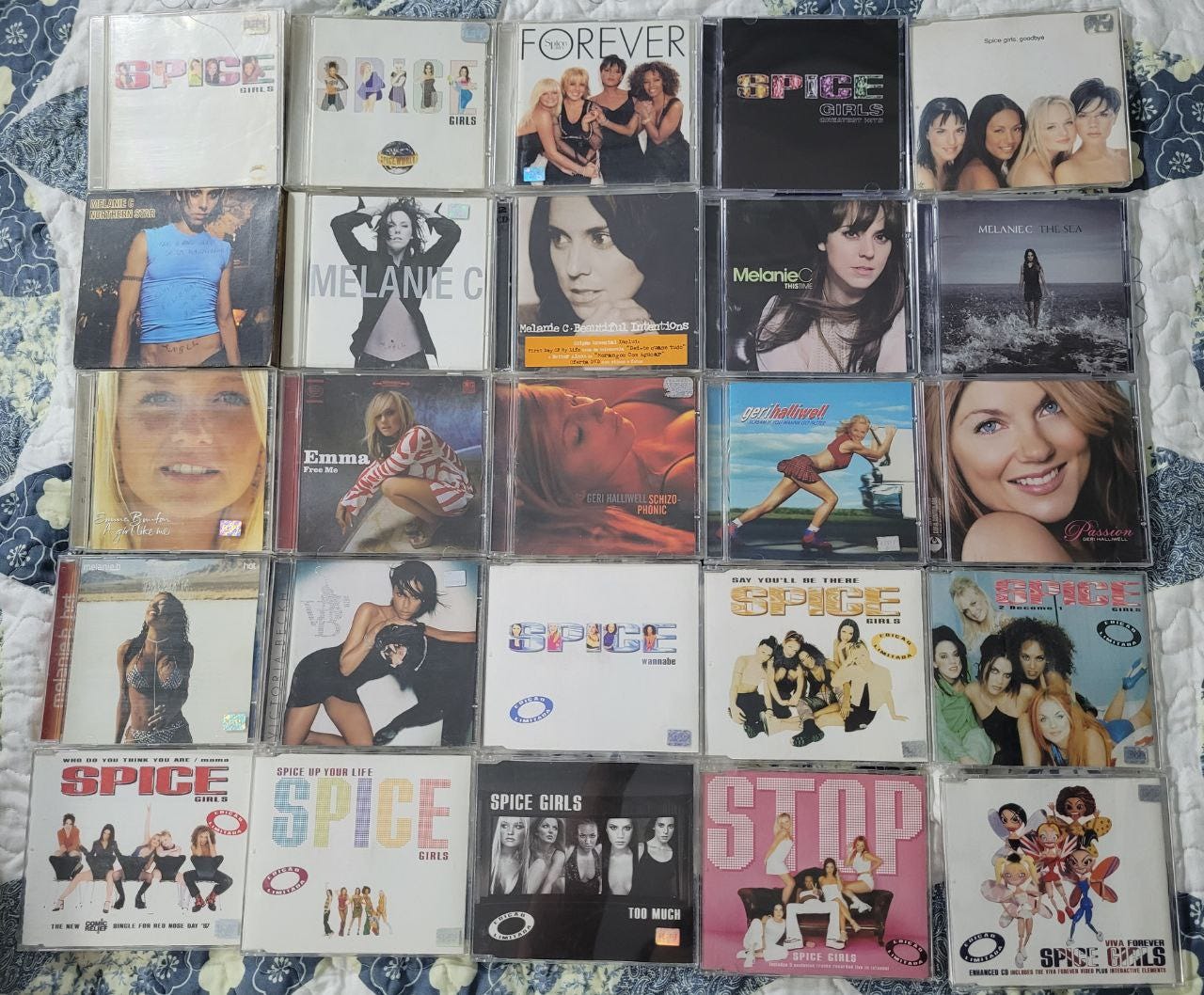 Foto de 25 CDs colocados um do lado do outro, com as capas visíveis, formando um mosaico 5x5.