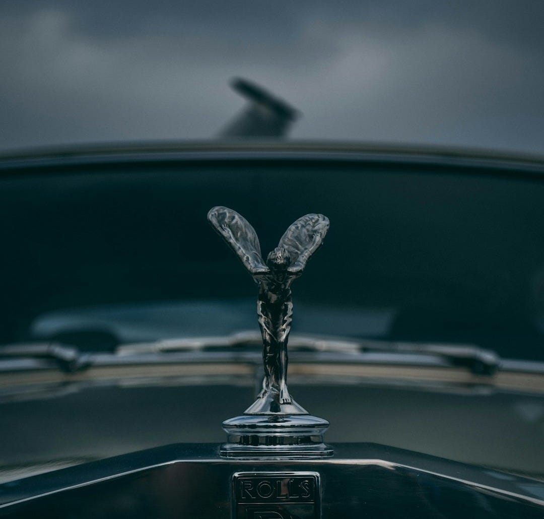 the emblem on the front of a vintage car